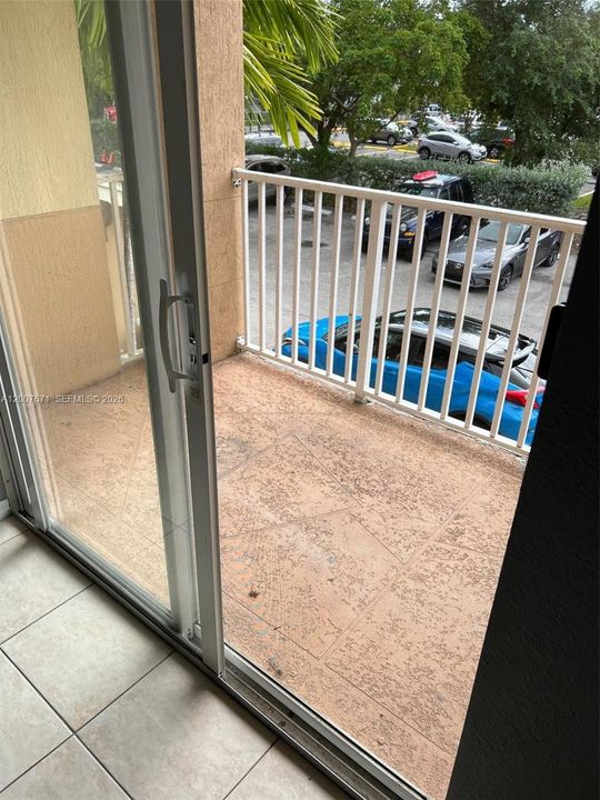 For Sale: $215,000 (2 beds, 2 baths, 906 Square Feet)