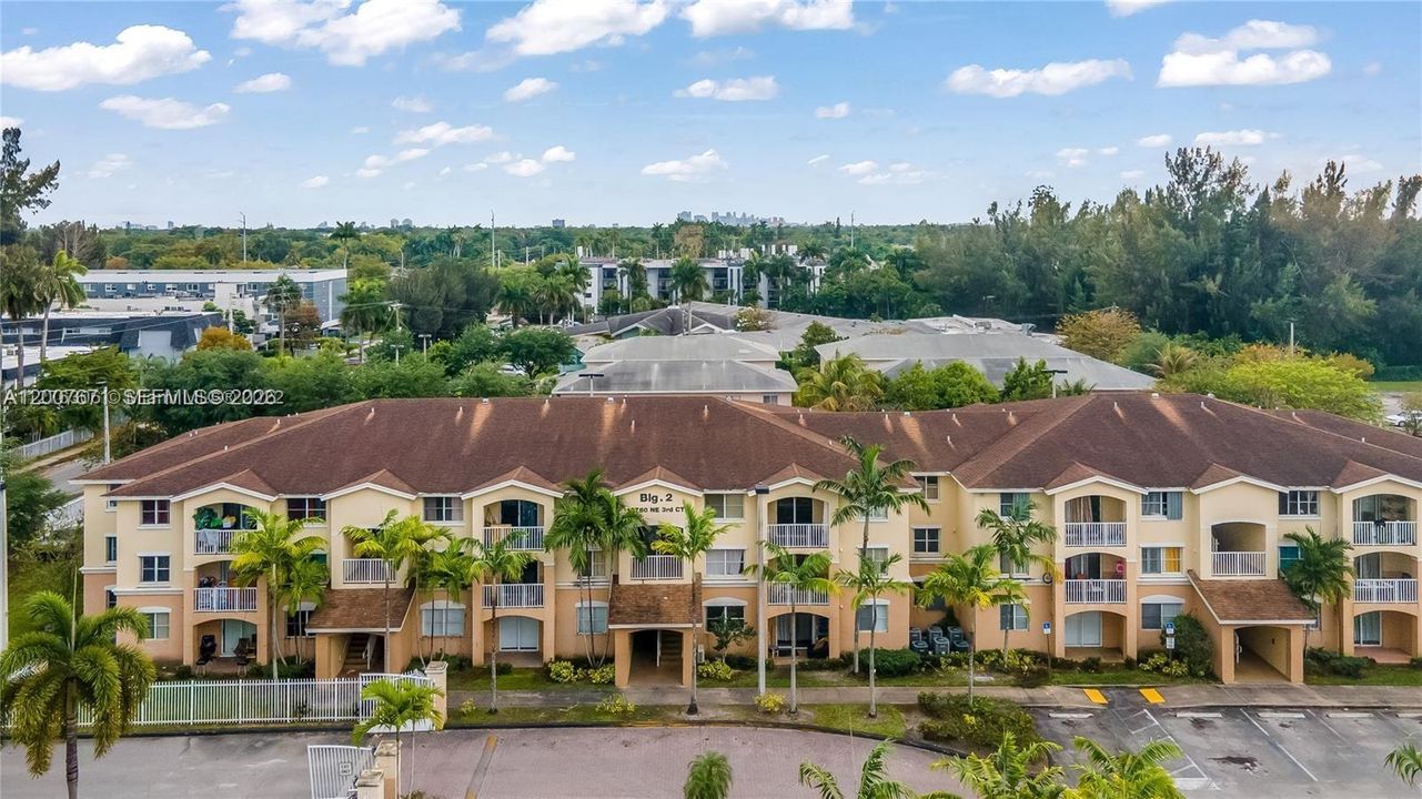 For Sale: $215,000 (2 beds, 2 baths, 906 Square Feet)