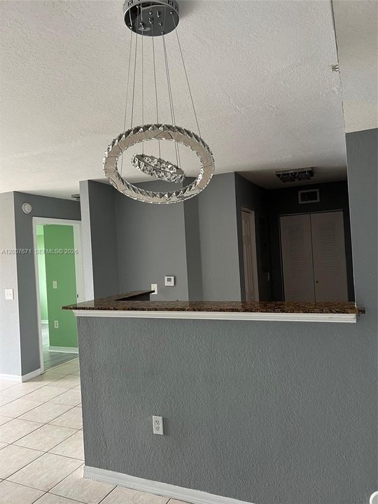For Sale: $215,000 (2 beds, 2 baths, 906 Square Feet)