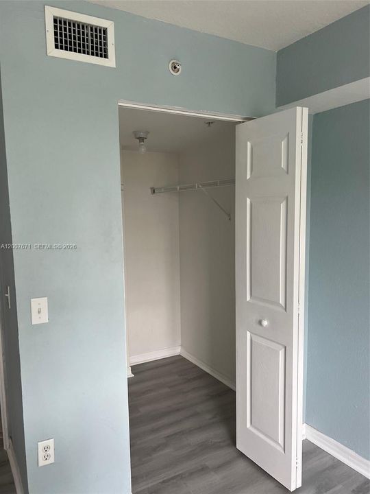 For Sale: $215,000 (2 beds, 2 baths, 906 Square Feet)