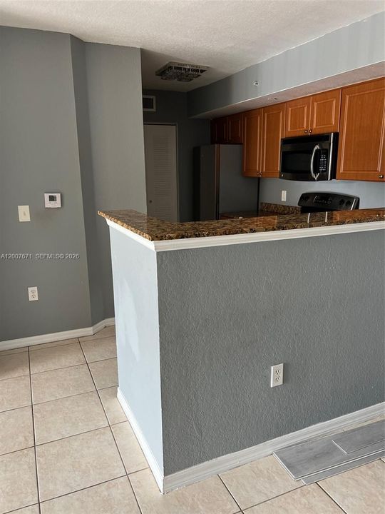 For Sale: $215,000 (2 beds, 2 baths, 906 Square Feet)