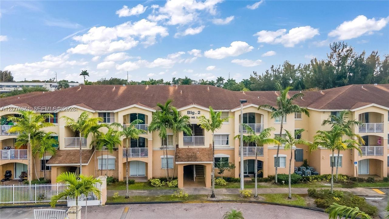 For Sale: $215,000 (2 beds, 2 baths, 906 Square Feet)