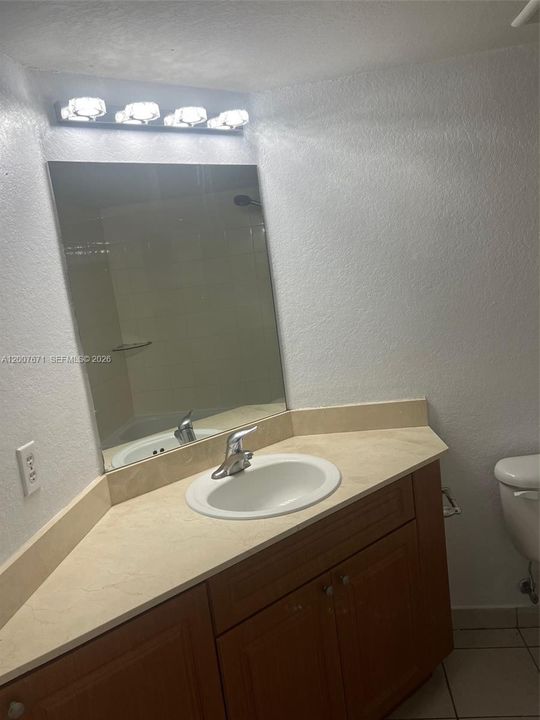 For Sale: $215,000 (2 beds, 2 baths, 906 Square Feet)