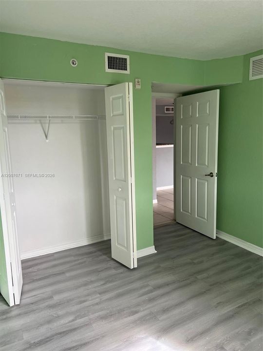 For Sale: $215,000 (2 beds, 2 baths, 906 Square Feet)