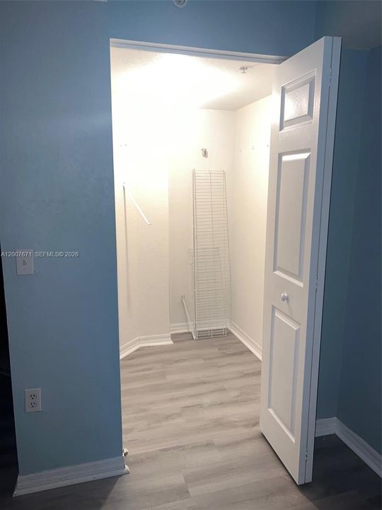For Sale: $215,000 (2 beds, 2 baths, 906 Square Feet)