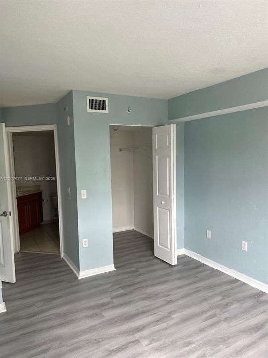 For Sale: $215,000 (2 beds, 2 baths, 906 Square Feet)
