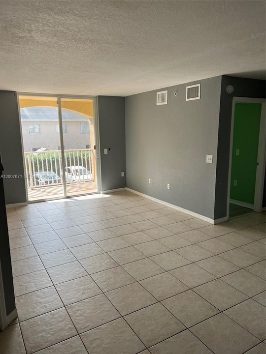 For Sale: $215,000 (2 beds, 2 baths, 906 Square Feet)