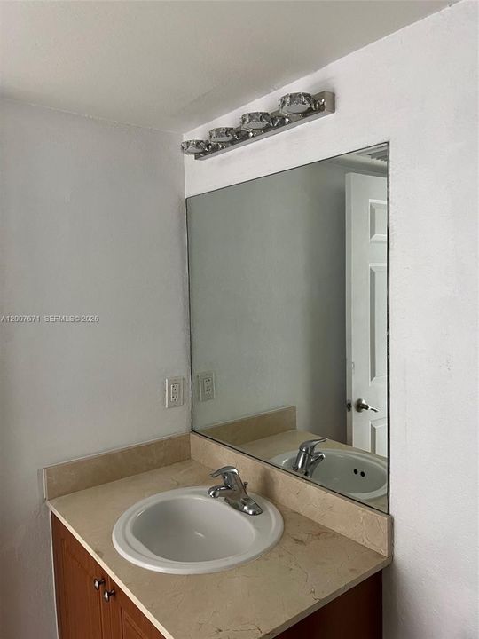 For Sale: $215,000 (2 beds, 2 baths, 906 Square Feet)