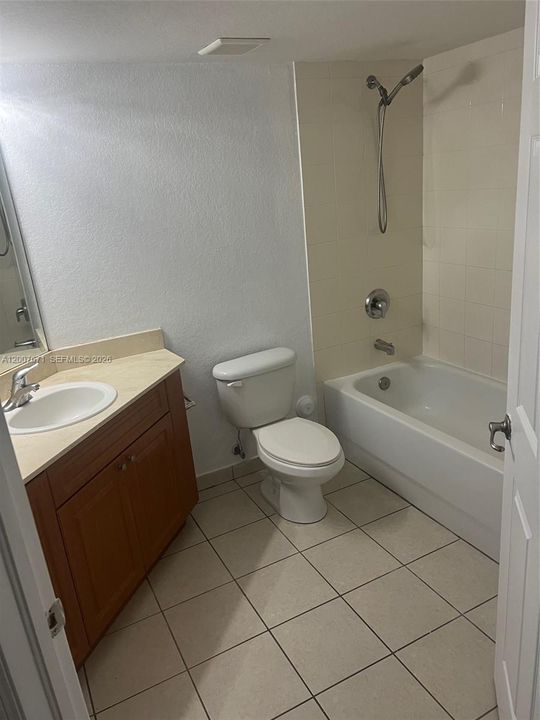 For Sale: $215,000 (2 beds, 2 baths, 906 Square Feet)