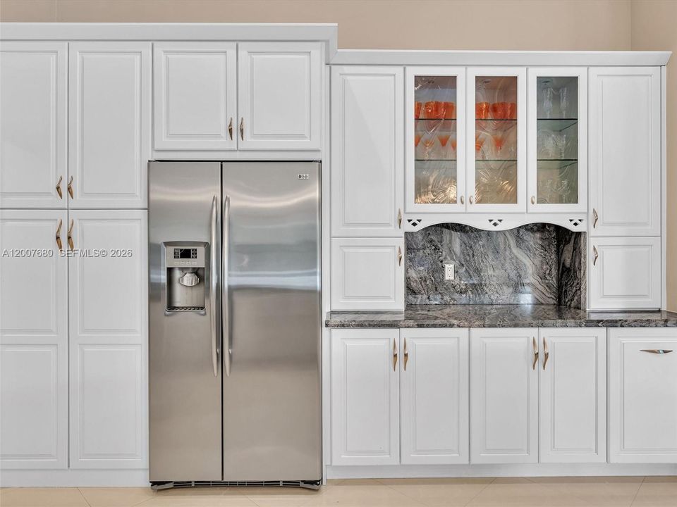 Activo con contrato: $1,295,000 (5 camas, 3 baños, 2800 Pies cuadrados)