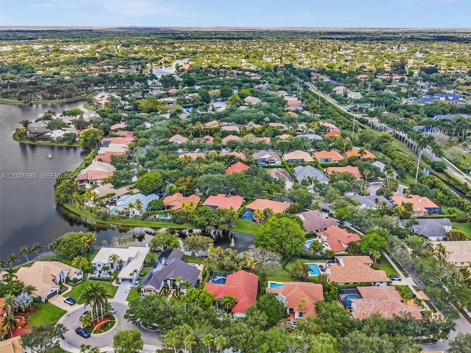 Activo con contrato: $1,295,000 (5 camas, 3 baños, 2800 Pies cuadrados)
