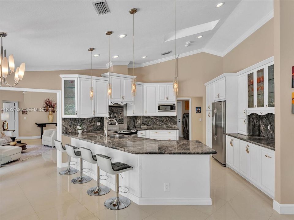 Activo con contrato: $1,295,000 (5 camas, 3 baños, 2800 Pies cuadrados)