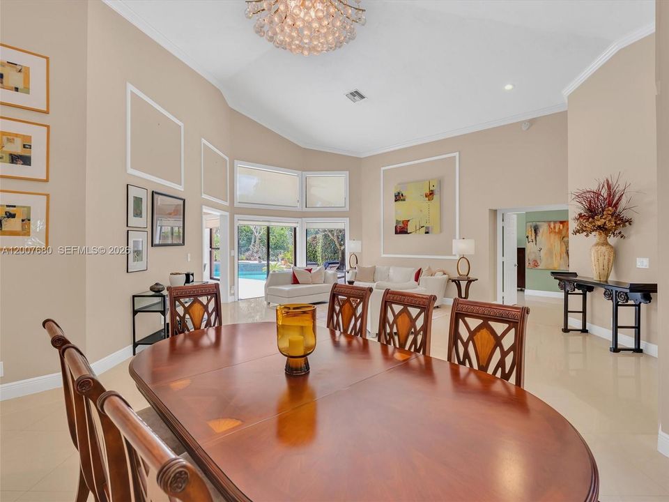 Activo con contrato: $1,295,000 (5 camas, 3 baños, 2800 Pies cuadrados)