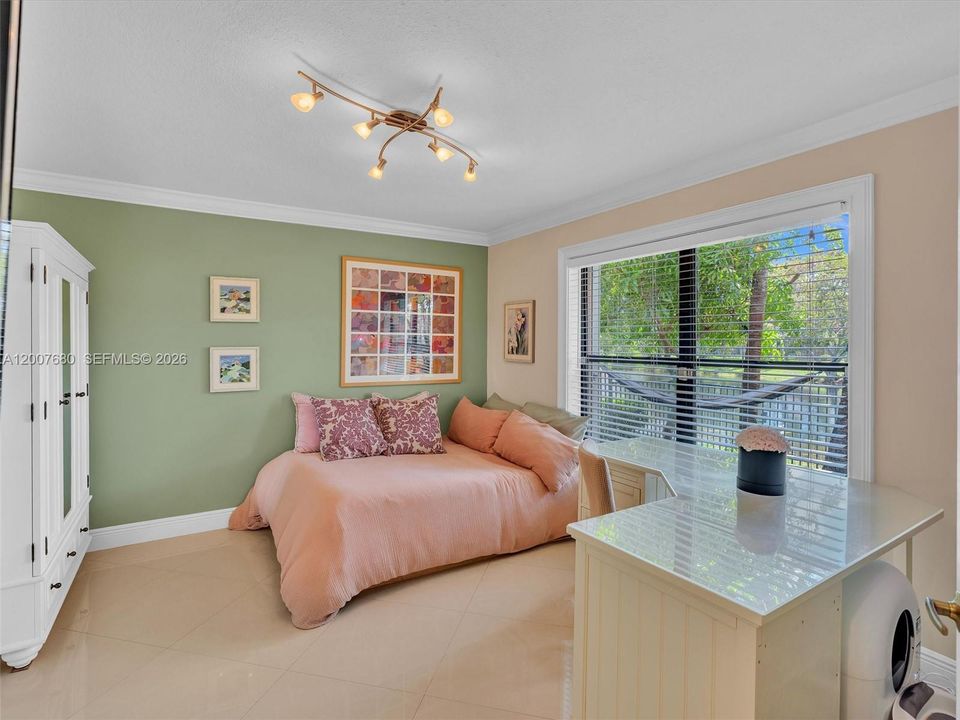 Activo con contrato: $1,295,000 (5 camas, 3 baños, 2800 Pies cuadrados)