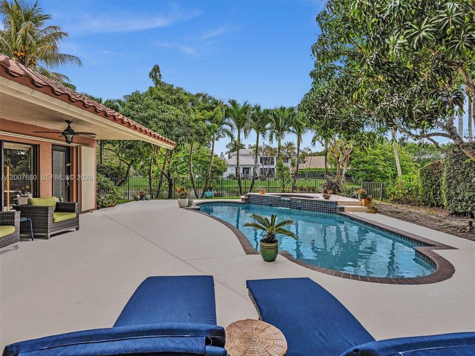 Activo con contrato: $1,295,000 (5 camas, 3 baños, 2800 Pies cuadrados)