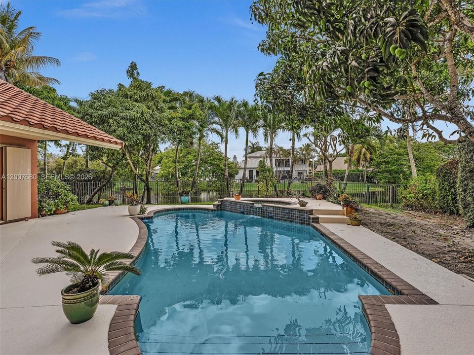 Activo con contrato: $1,295,000 (5 camas, 3 baños, 2800 Pies cuadrados)