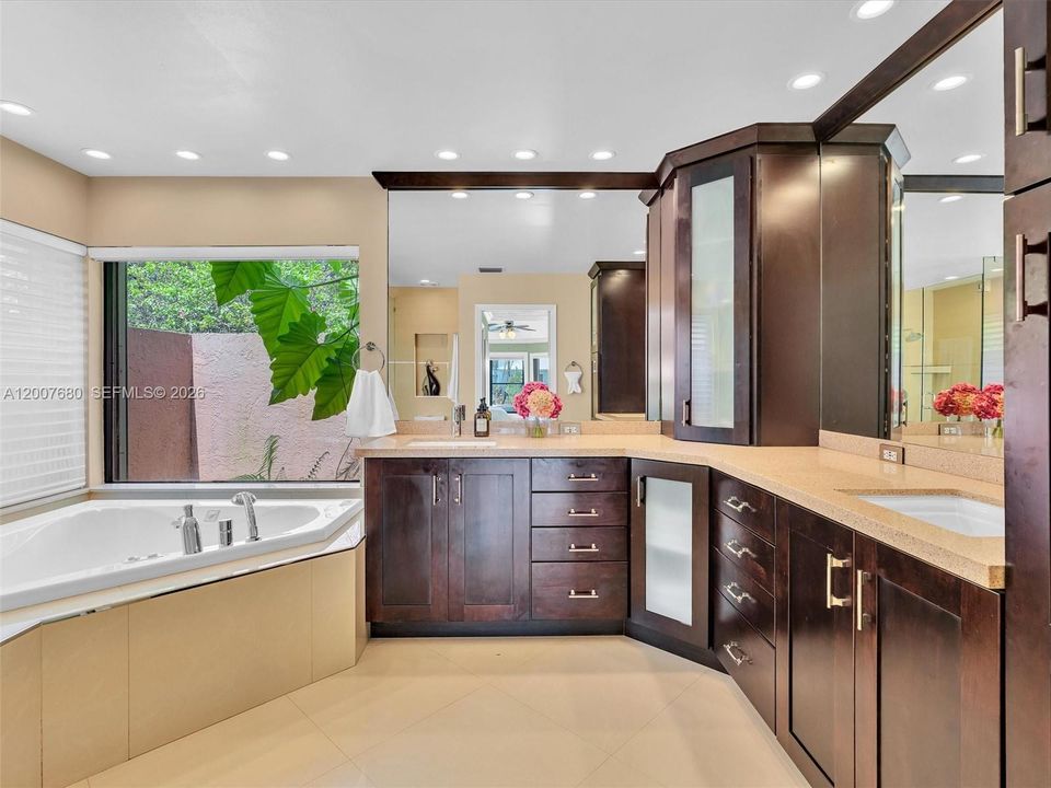 Activo con contrato: $1,295,000 (5 camas, 3 baños, 2800 Pies cuadrados)