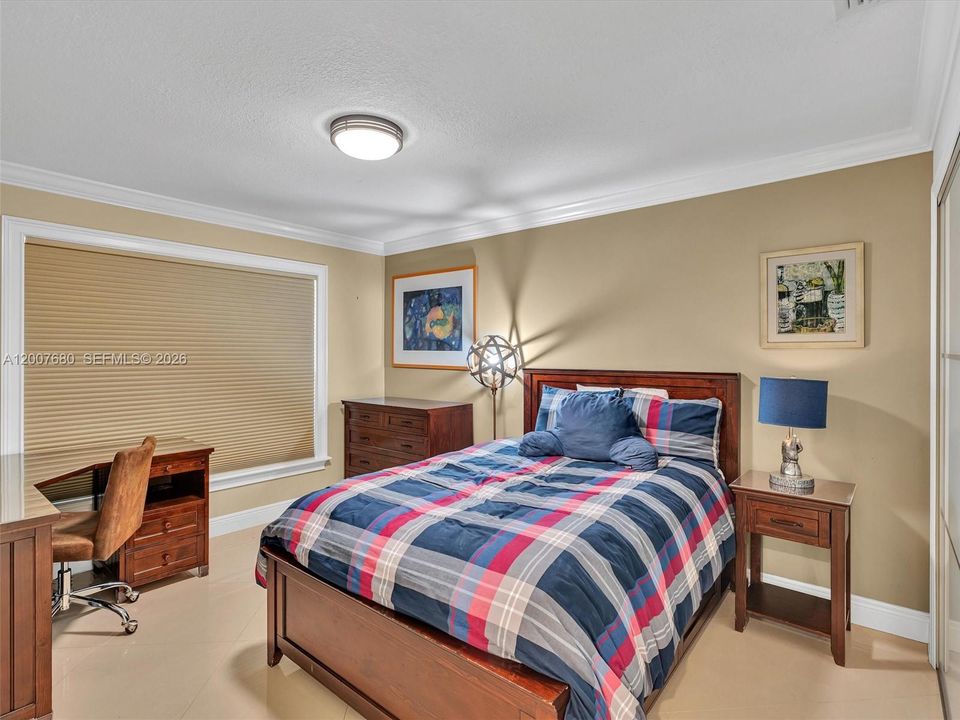 Activo con contrato: $1,295,000 (5 camas, 3 baños, 2800 Pies cuadrados)