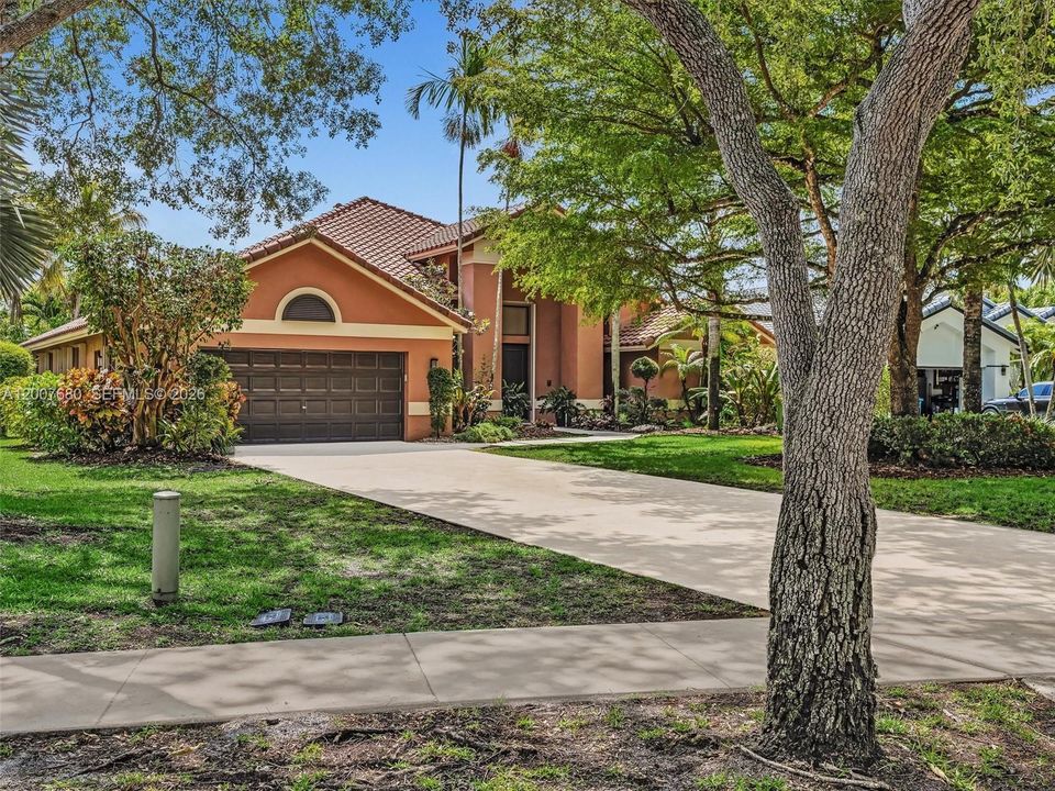 Activo con contrato: $1,295,000 (5 camas, 3 baños, 2800 Pies cuadrados)