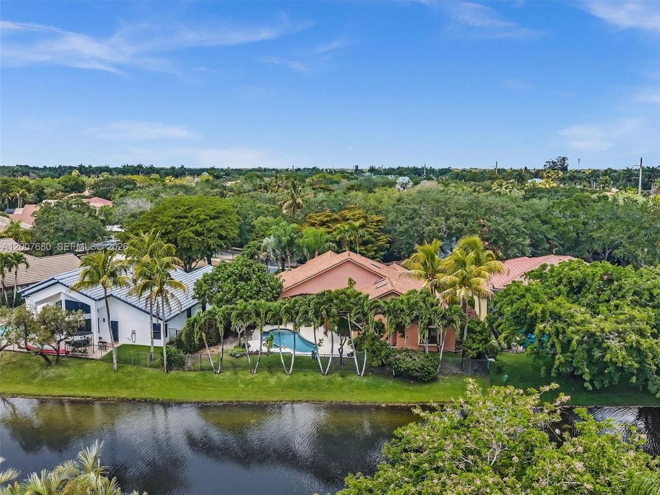 Activo con contrato: $1,295,000 (5 camas, 3 baños, 2800 Pies cuadrados)