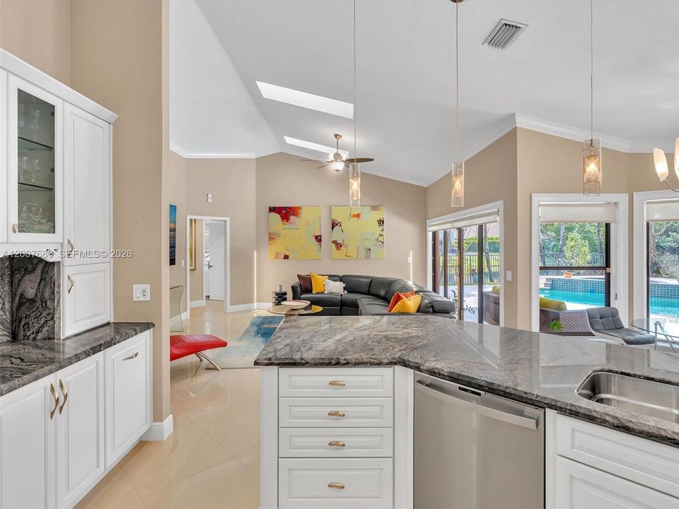 Activo con contrato: $1,295,000 (5 camas, 3 baños, 2800 Pies cuadrados)
