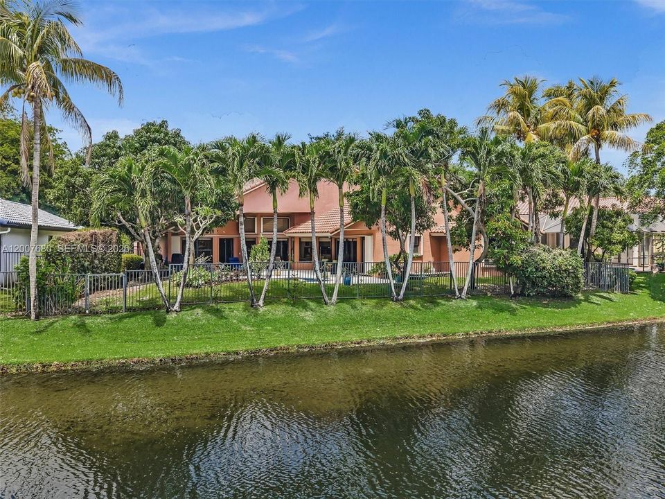 Activo con contrato: $1,295,000 (5 camas, 3 baños, 2800 Pies cuadrados)