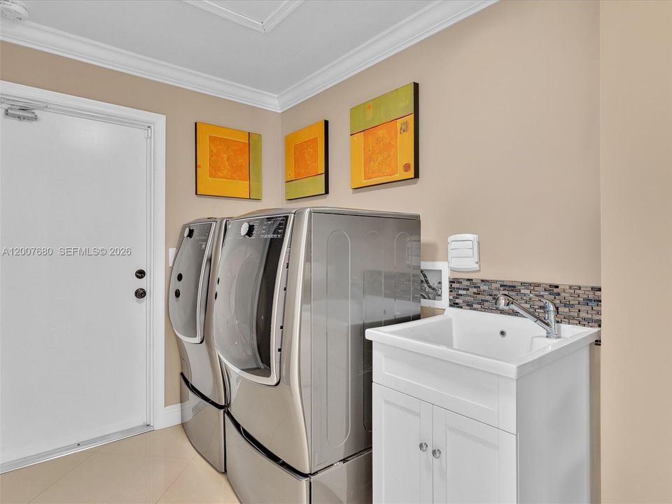 Activo con contrato: $1,295,000 (5 camas, 3 baños, 2800 Pies cuadrados)
