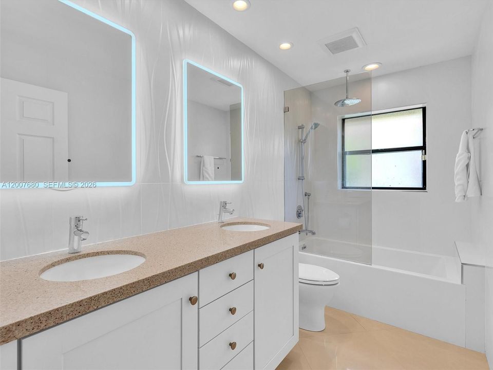 Activo con contrato: $1,295,000 (5 camas, 3 baños, 2800 Pies cuadrados)
