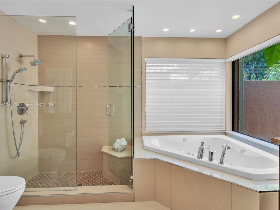 Activo con contrato: $1,295,000 (5 camas, 3 baños, 2800 Pies cuadrados)