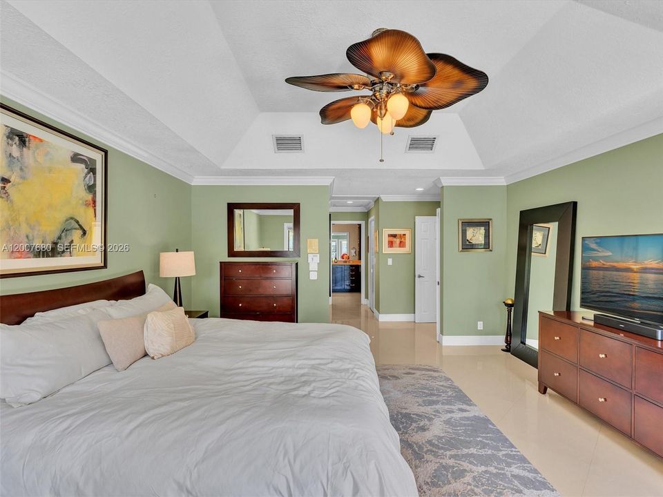 Activo con contrato: $1,295,000 (5 camas, 3 baños, 2800 Pies cuadrados)