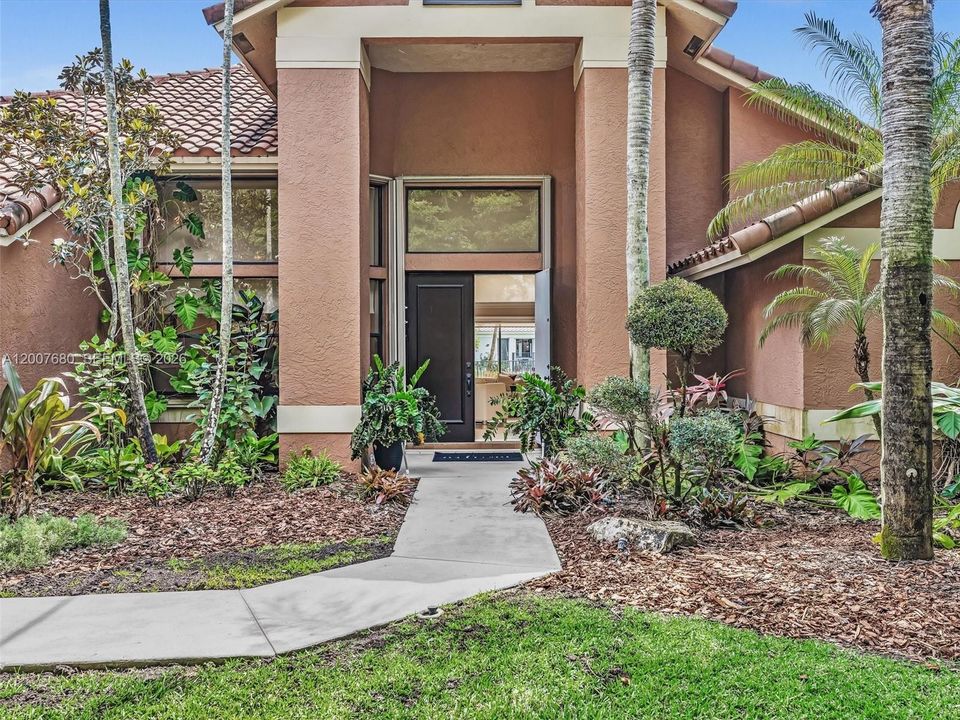 Activo con contrato: $1,295,000 (5 camas, 3 baños, 2800 Pies cuadrados)