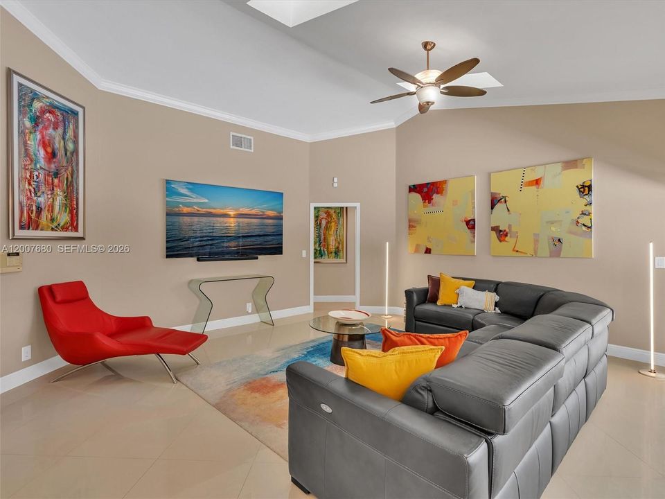Activo con contrato: $1,295,000 (5 camas, 3 baños, 2800 Pies cuadrados)