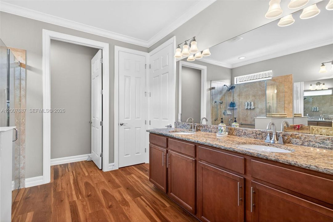 Master En-Suite Bathroom, Granite Countertops, Double Vanity