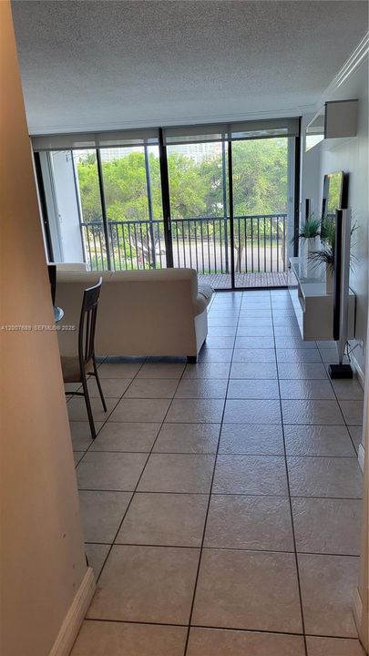 For Sale: $187,000 (1 beds, 1 baths, 741 Square Feet)