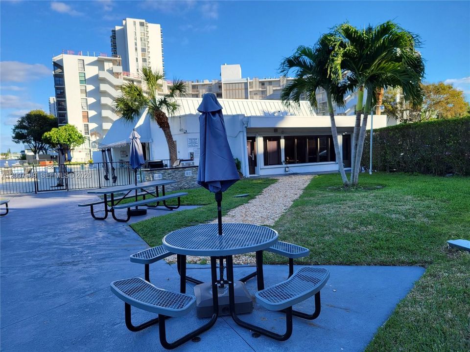 For Sale: $187,000 (1 beds, 1 baths, 741 Square Feet)