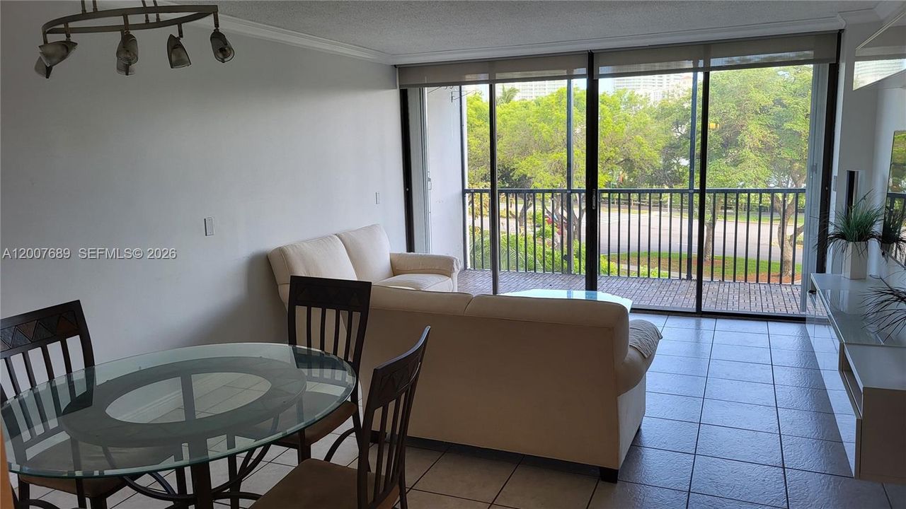 For Sale: $187,000 (1 beds, 1 baths, 741 Square Feet)