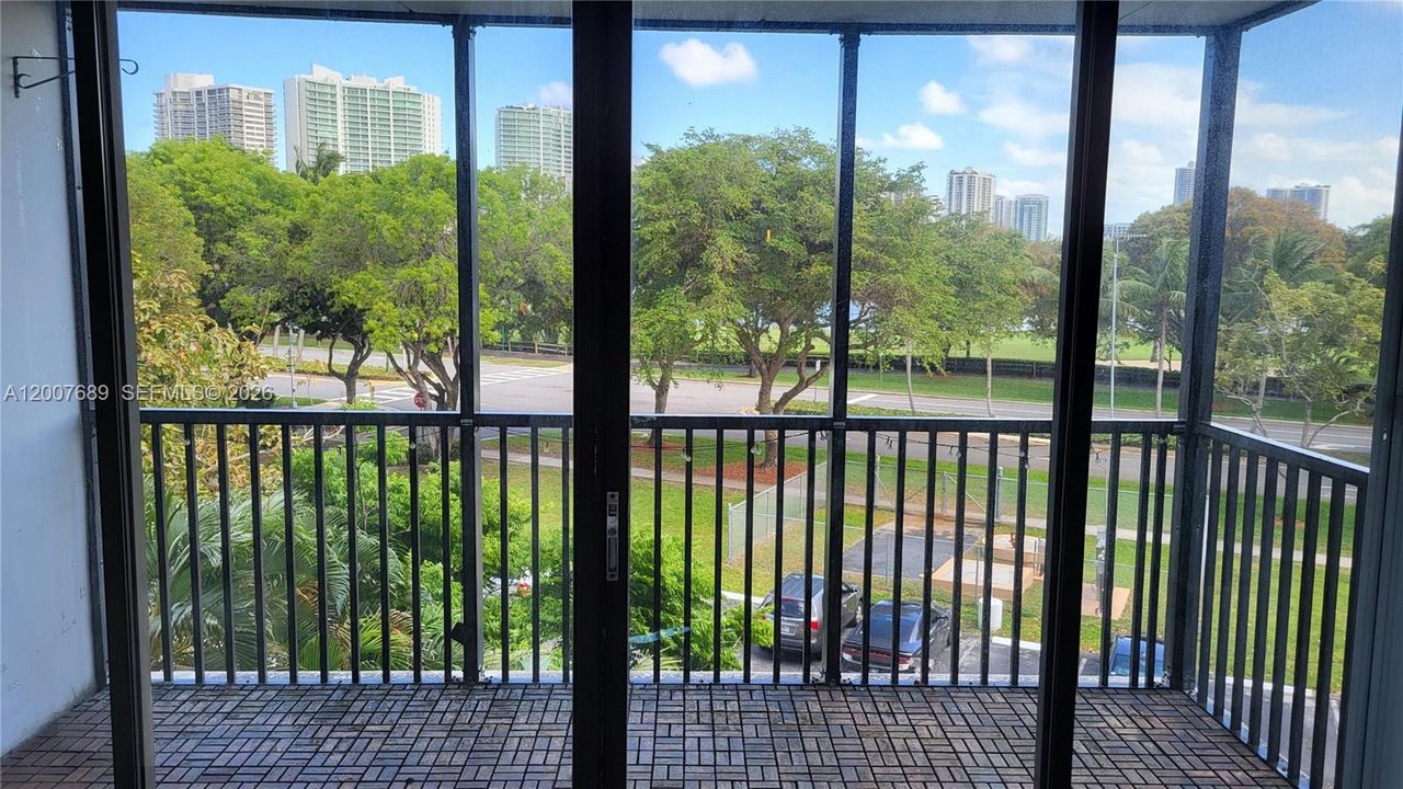 For Sale: $187,000 (1 beds, 1 baths, 741 Square Feet)