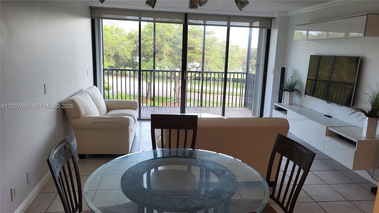 For Sale: $187,000 (1 beds, 1 baths, 741 Square Feet)