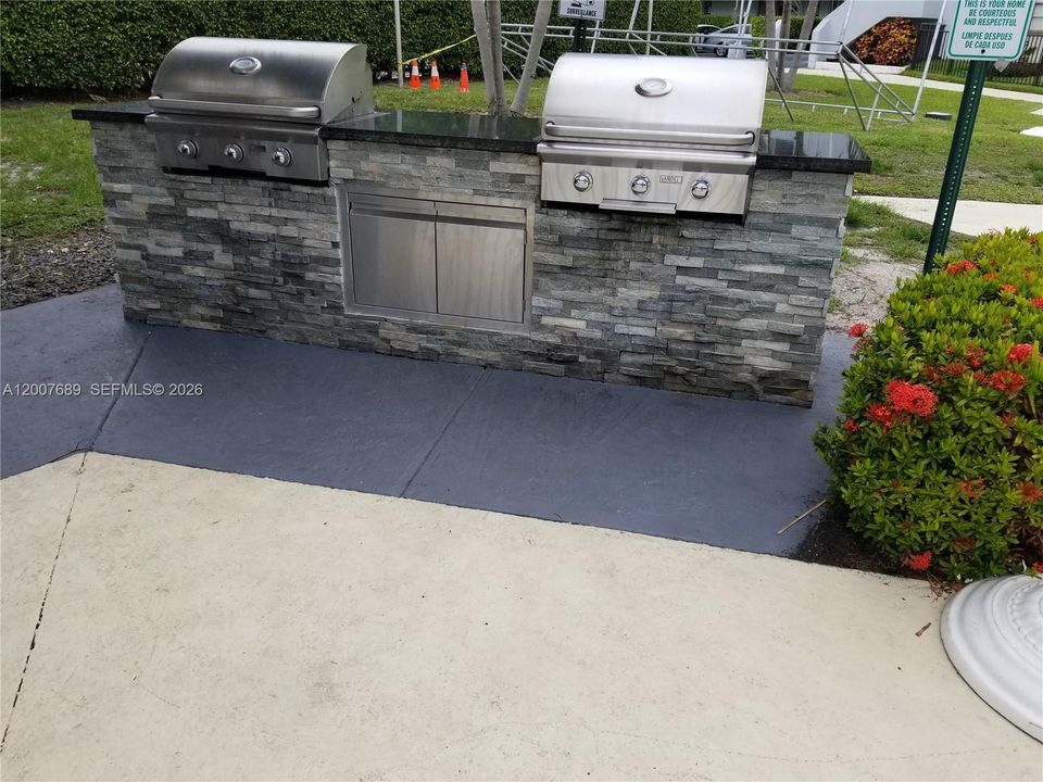For Sale: $187,000 (1 beds, 1 baths, 741 Square Feet)