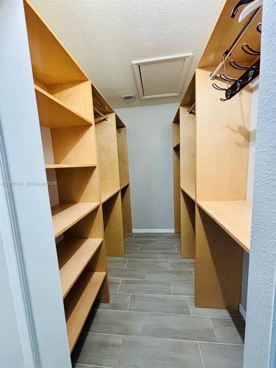合同活跃: $539,000 (4 贝兹, 2 浴室, 1553 平方英尺)