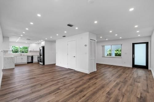 ENTER TRU THE DOOR LOCATED OFF THE PORTE COCHERE. THEREIS A SIDE FAMILY ENTRANCE
