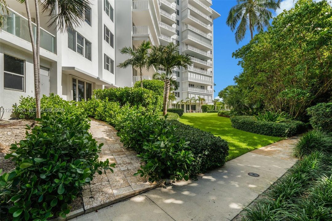 Active With Contract: $2,500,000 (4 beds, 3 baths, 1650 Square Feet)