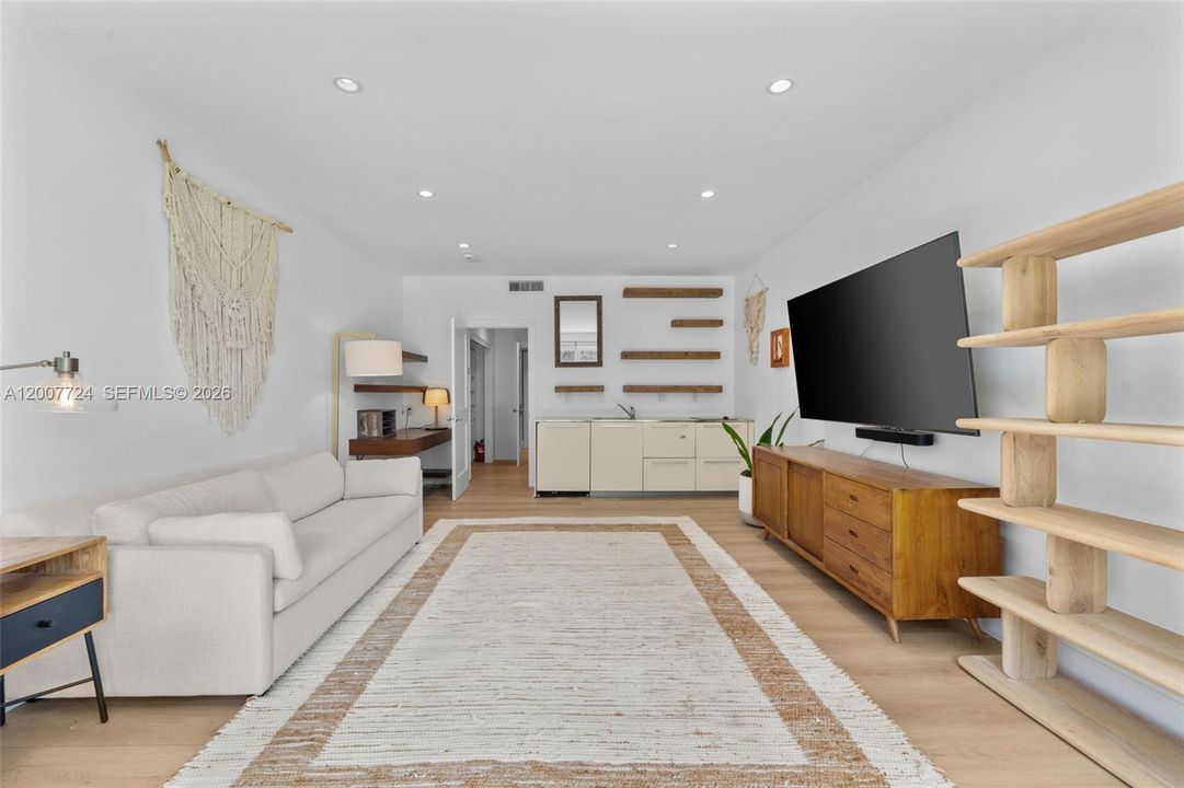 Active With Contract: $2,500,000 (4 beds, 3 baths, 1650 Square Feet)