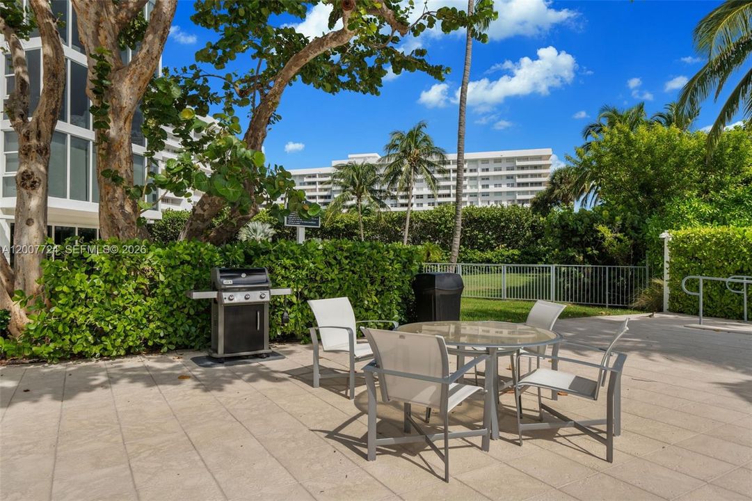 Active With Contract: $2,500,000 (4 beds, 3 baths, 1650 Square Feet)