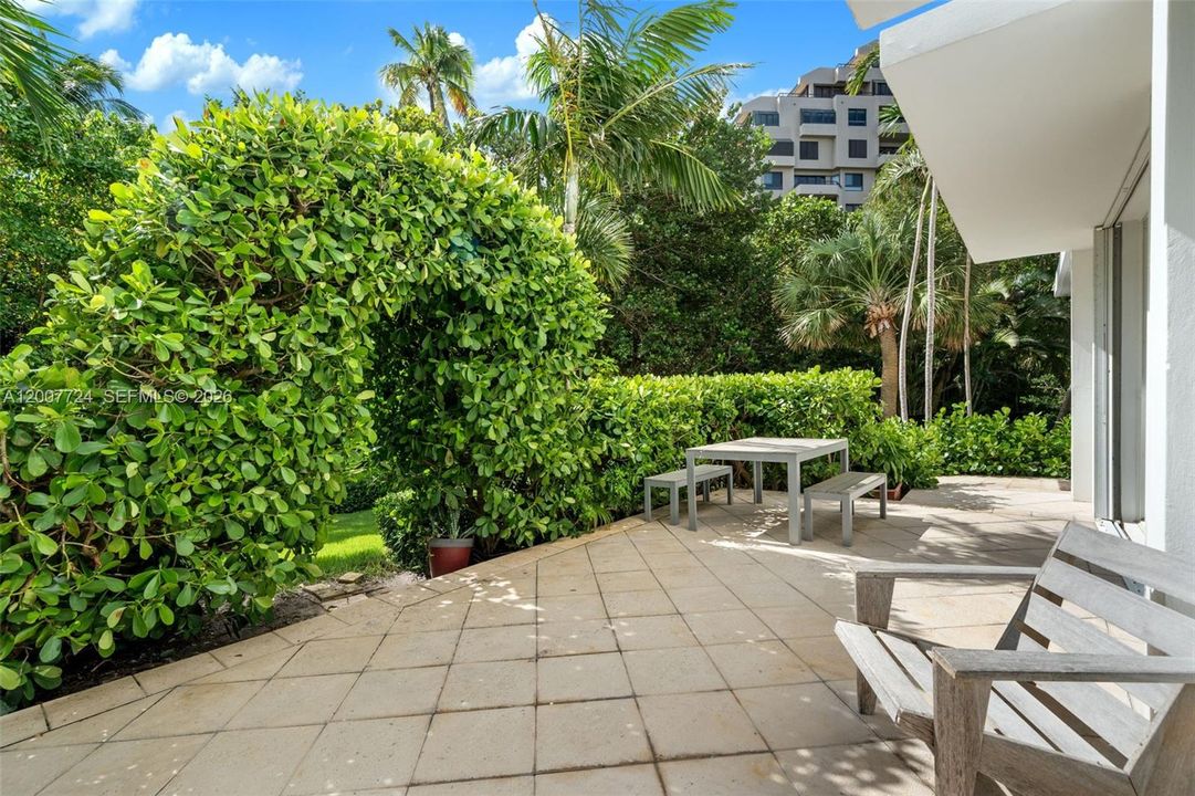 Active With Contract: $2,500,000 (4 beds, 3 baths, 1650 Square Feet)