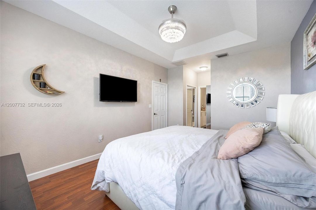 Activo con contrato: $649,900 (4 camas, 2 baños, 1894 Pies cuadrados)