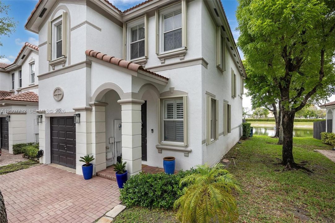 Activo con contrato: $649,900 (4 camas, 2 baños, 1894 Pies cuadrados)