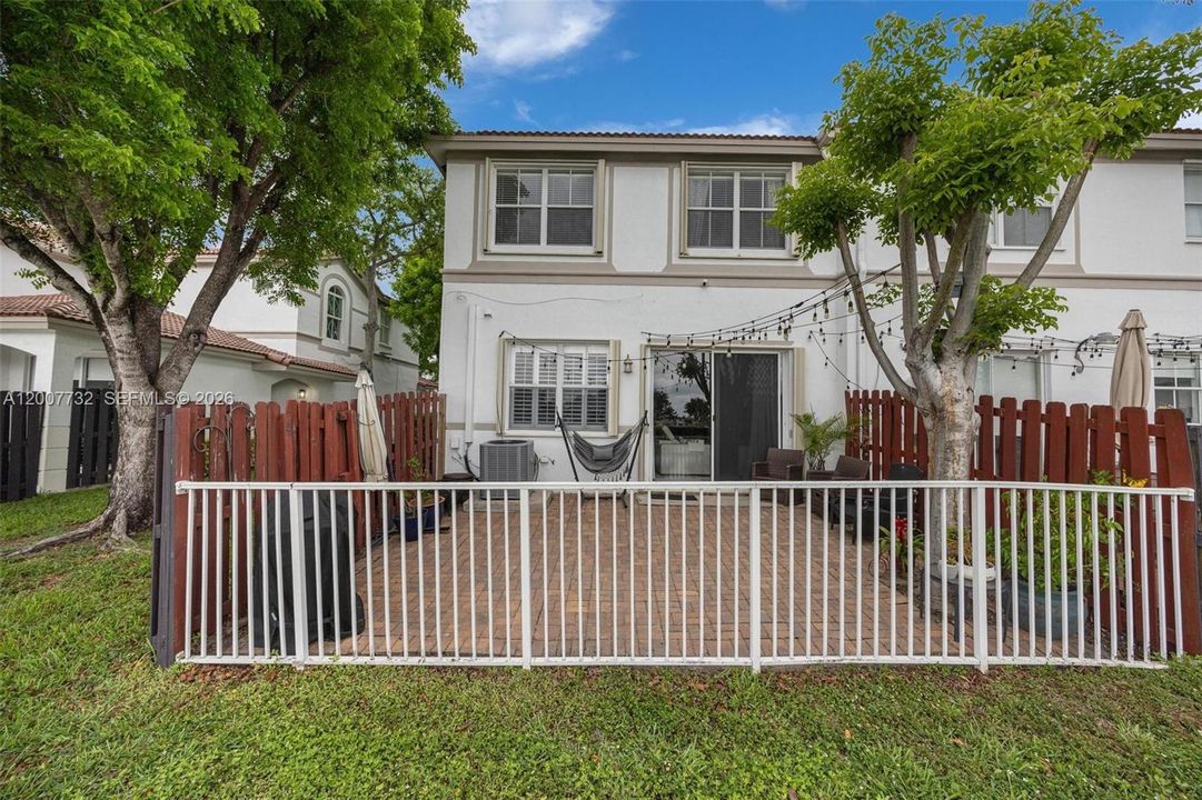 Activo con contrato: $649,900 (4 camas, 2 baños, 1894 Pies cuadrados)