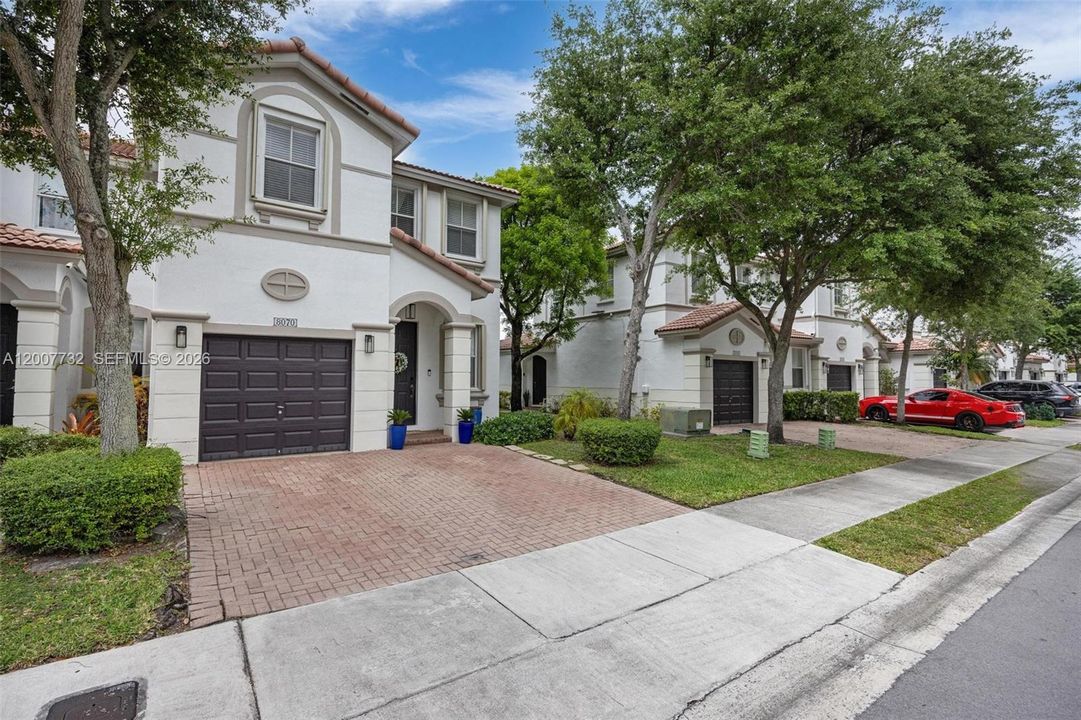 Activo con contrato: $649,900 (4 camas, 2 baños, 1894 Pies cuadrados)