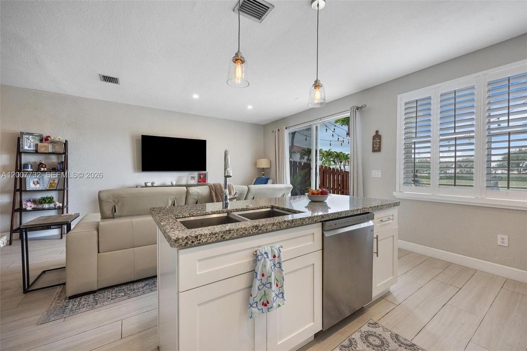 Activo con contrato: $649,900 (4 camas, 2 baños, 1894 Pies cuadrados)